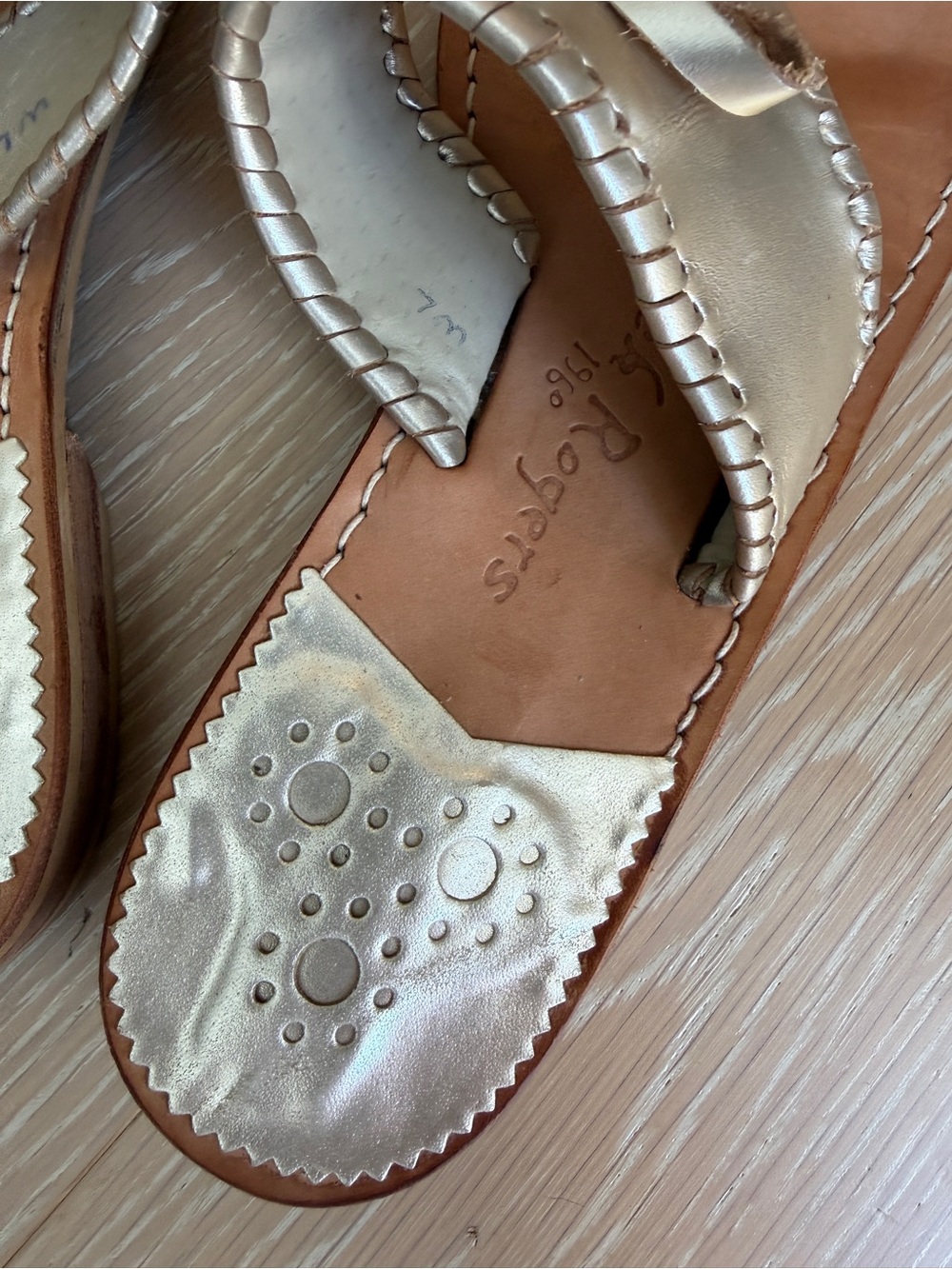 Jack Rogers Adeline Gold Whipstitched Leather Bow Thong Flat Sandals Size 7M - Picture 3 of 7